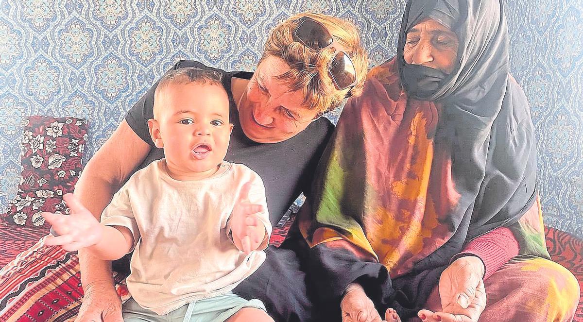 El pequeño Naïm, en el Sahara, con sus abuelas, Catalina y Leila.