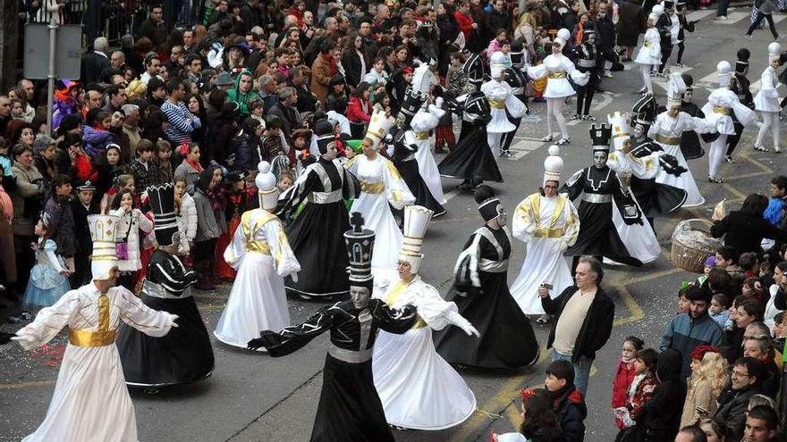 El desfile es la cita más multitudinaria del Carnaval pontevedrés. // Rafa Vázquez