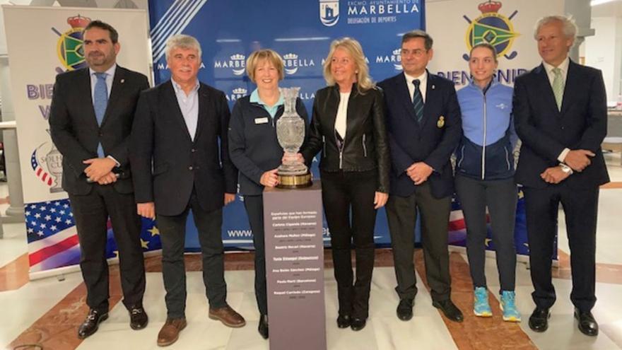 El trofeo del torneo de golf femenino Solheim Cup brilla en Marbella