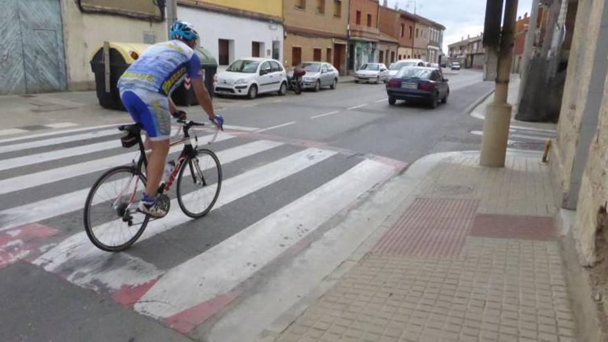 Rebajan los bordillos por el informe de un minusválido