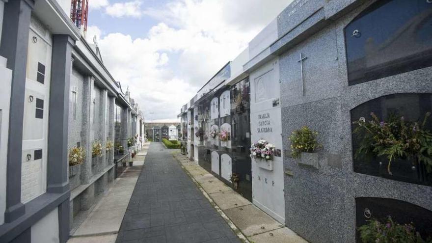 Nichos del cementerio municipal de Cambre.