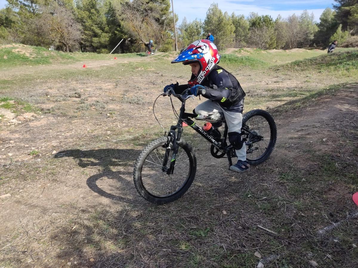 Un corredor de la Escola de Ciclisme d'Ontinyent en la prueba de enduro en Alcoi.