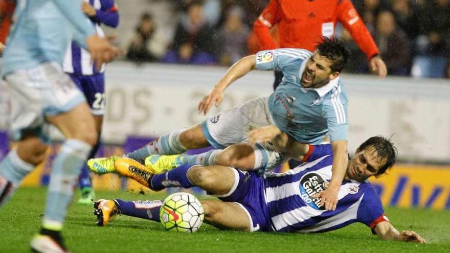 Nolito es arrollado por Arribas en la jugada que supuso su expulsión. // Ricardo Grobas