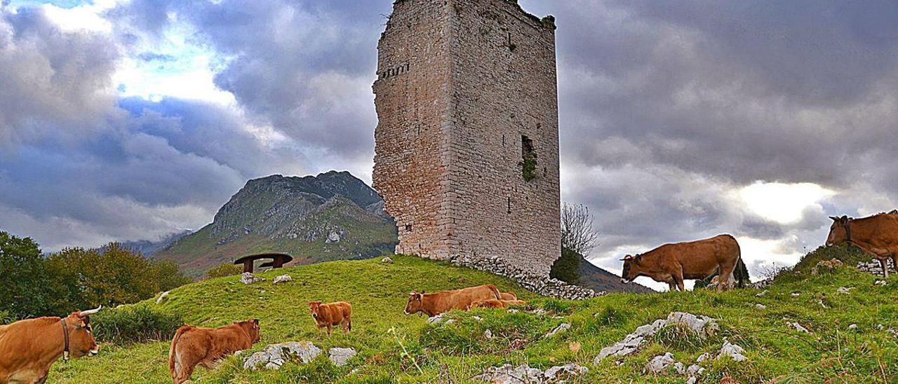 El torreón de Peñerudes, en Morcín.