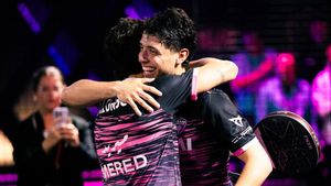 Agustín Tapia abraza a Edu Alonso tras ganar la final de Miami