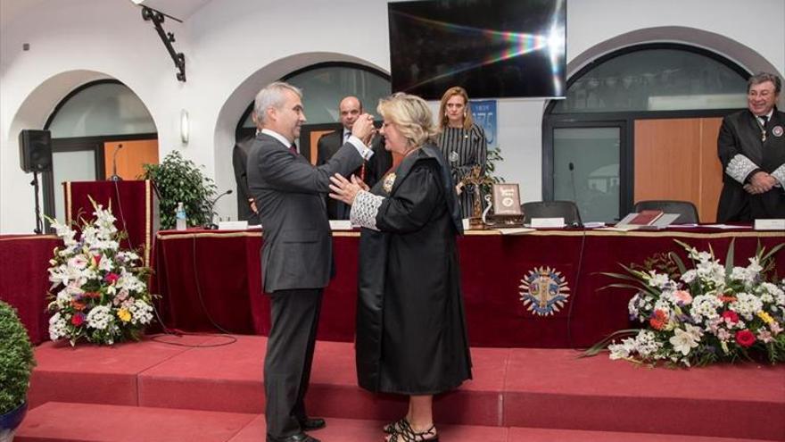 El colegio de abogados pacense recibe la Medalla de la Ciudad