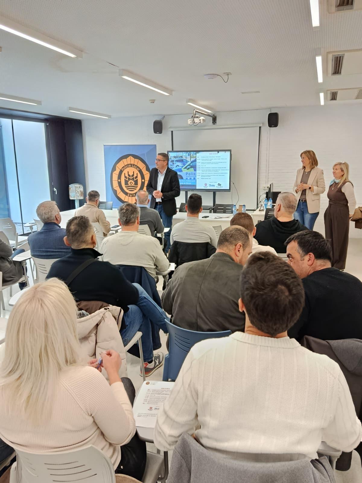 Una vintena de caps de policies locals de les comarques gironines participen en la jornada de formació celebrada a Salt.