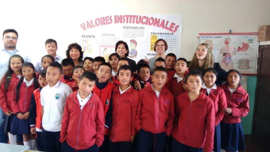 Los estudiantes colombianos, junto a sus profesores y representantes de Valnalón.