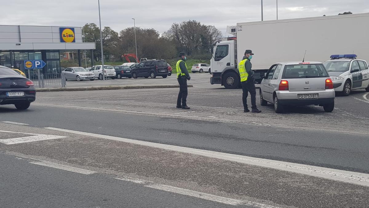 Agentes de la Guardia Civil en un control de movilidad esta mañana en Tirán. / F.G.S.