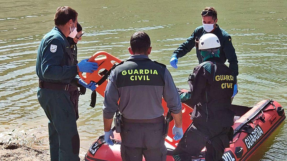 El GEAS de la Guardia Civil se dispone a adentrarse en el embalse.