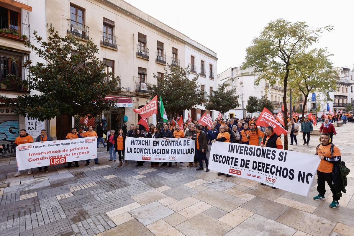 Pleno Ayuntamiento de Córdoba febrero. Ayuntamiento Manifestación de la plantilla de Hitachi, Policía local, La Comisión Coordinadora de la Plataforma de Afectados por los premios de jubilación en el Ayuntamiento de Córdoba, que afecta a más de 250 trabajadores jubilados