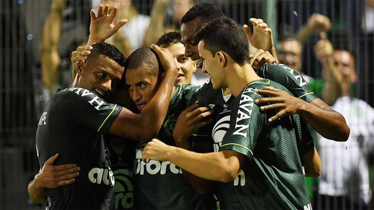 Chapecoense celebra el gol de Luiz Otavio