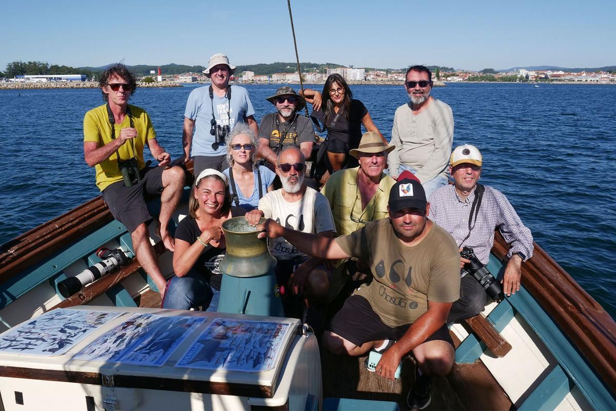 Juan Diéguez, Isidro Mariño y otros participantes en la expedición que el 20 de agosto de 2023 disfrutó de la presencia de orcas en la ría de Arousa.