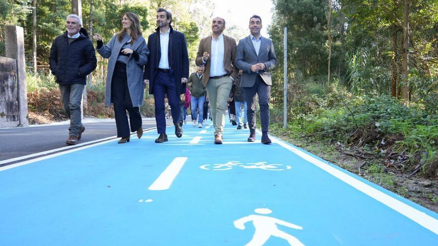 Carril bici abierto ayer en Poio, con las autoridades.