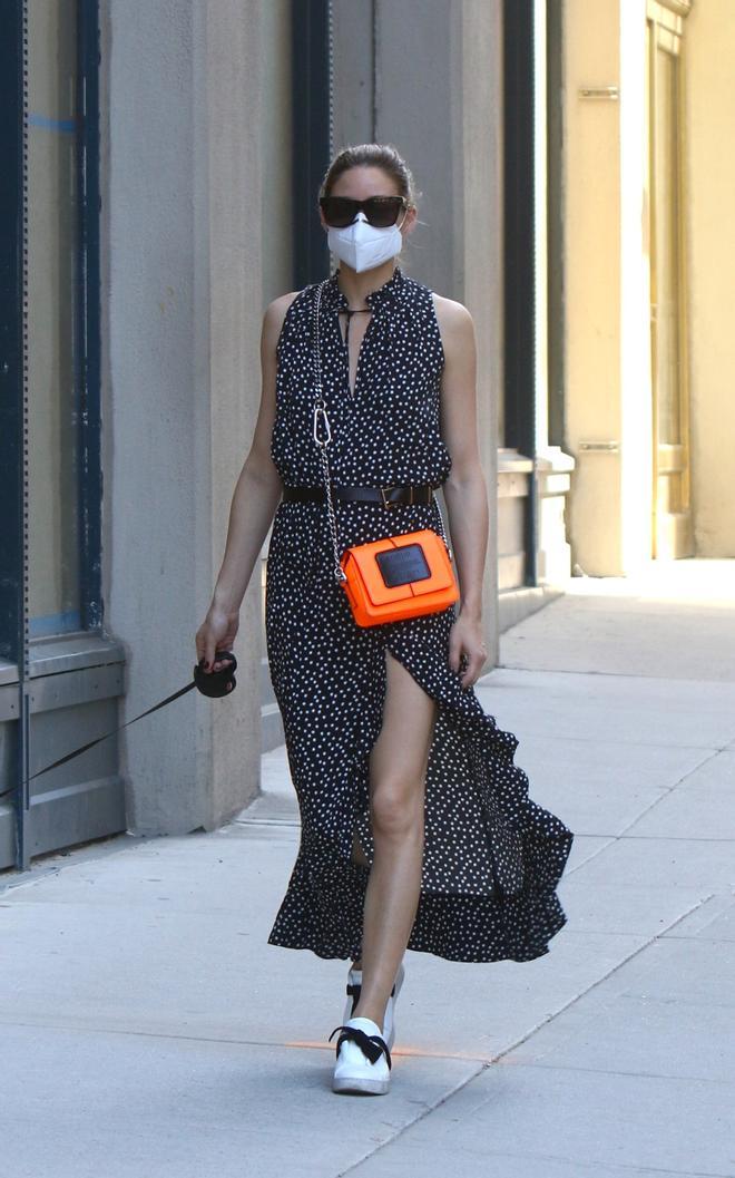 Olivia Palermo con vestido largo y zapatillas