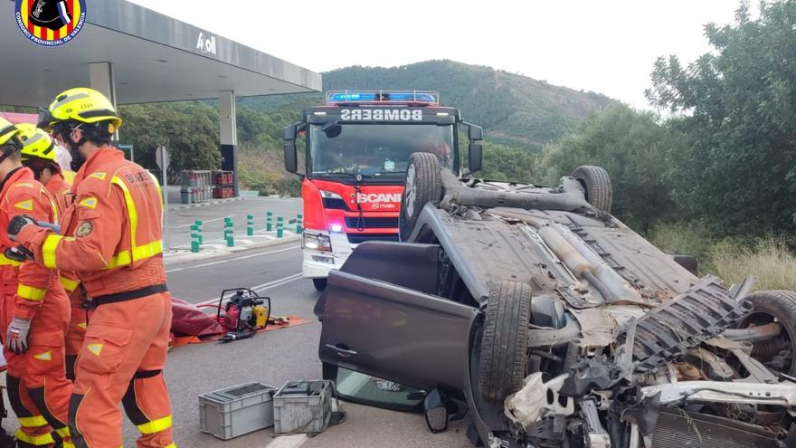 Dos heridos tras volcar un vehículo en la CV-310 a la altura de Serra