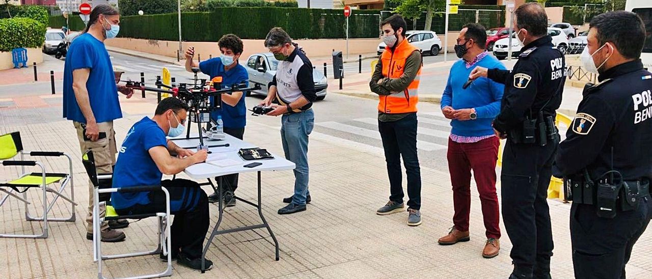 Los técnicos que están testando los vuelos junto a agentes de la Unidad Aérea de la Policía Local