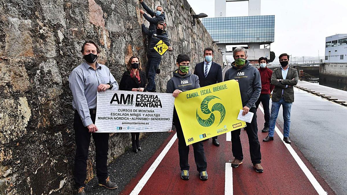 Los escaladores, miembros de AMI y representantes del Puerto y el Concello, ayer en el dique. |   // V. ECHAVE