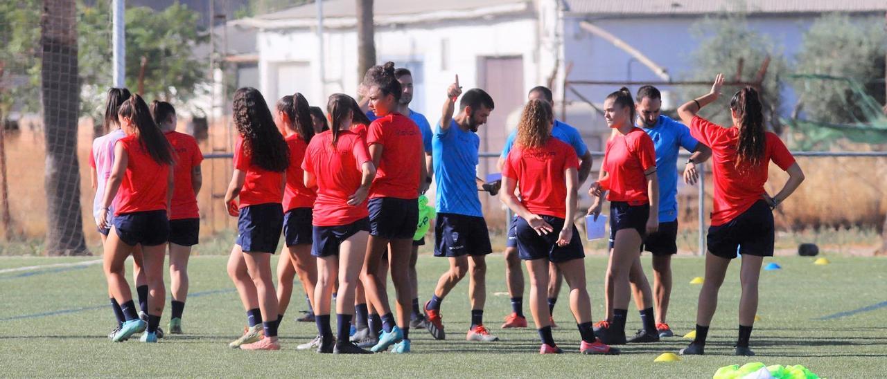 Las jugadores del Córdoba CF Femenino durante una sesión de trabajo en la Ciudad Deportiva.