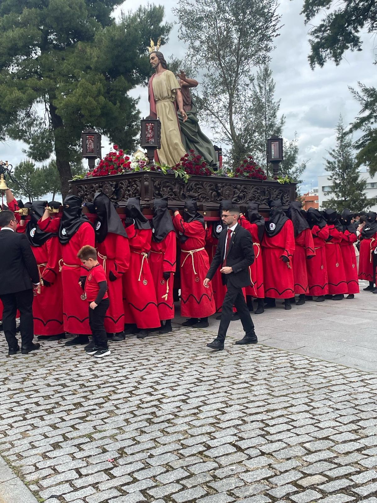 ‘Lolino’, al frente del paso del Prendimiento de Jesús, durante una procesión en Mérida.