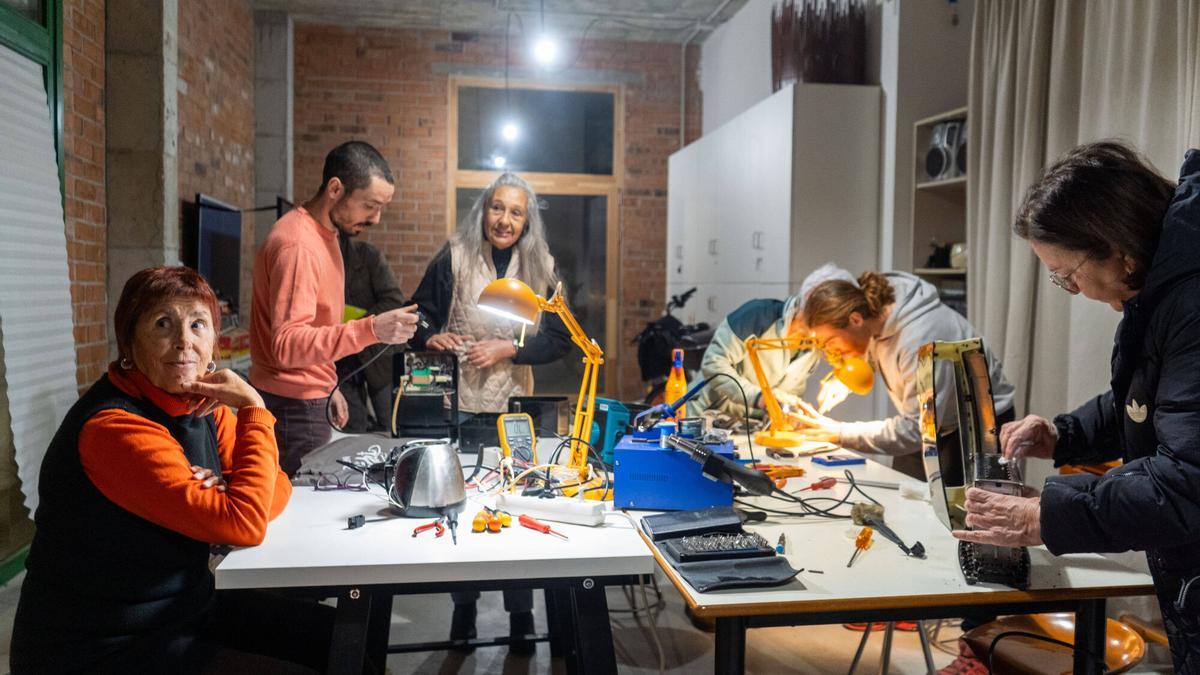 El taller de reparació de petits electrodomèstics és obert a tothom