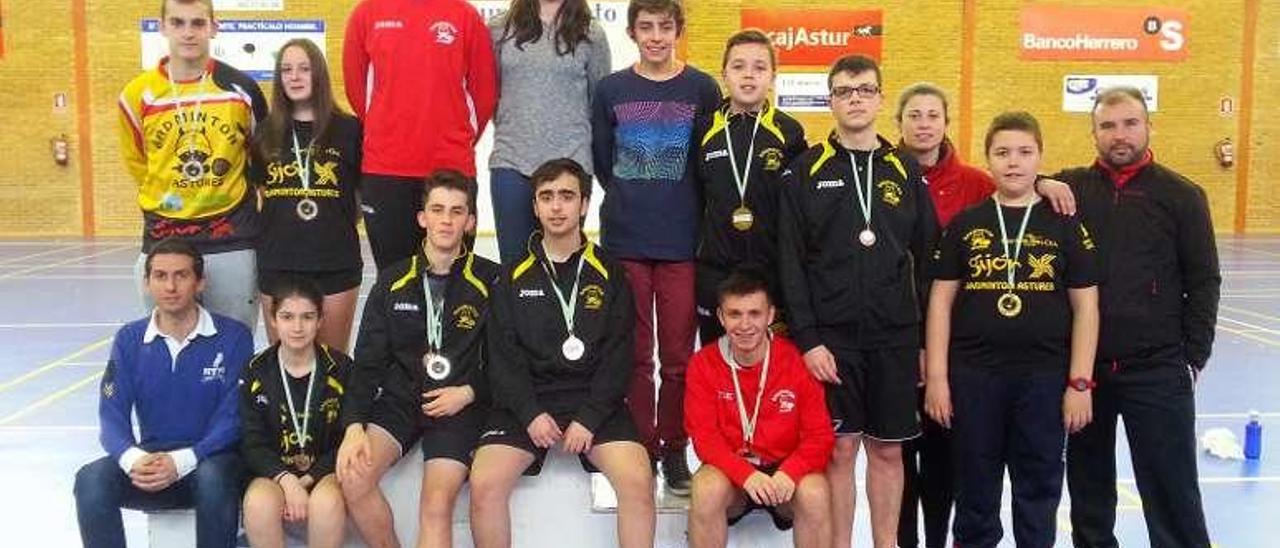 Arriba, medallistas del Astures; abajo, jugadores del Bádminton Gijón.