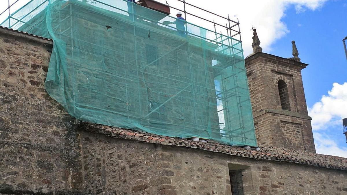 Varios operarios trabajan en la obra del  Santuario de la Carballeda en Rionegro del  Puente. | A.H.M.