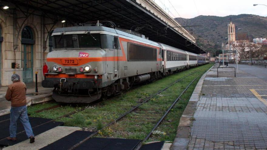 L&#039;últim tren nocturn en la seva arribada a Portbou aquest dissabte 10 de desembre de 2016.