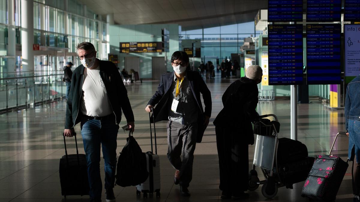 Viajeros en el aeropuerto de Barcelona, en España