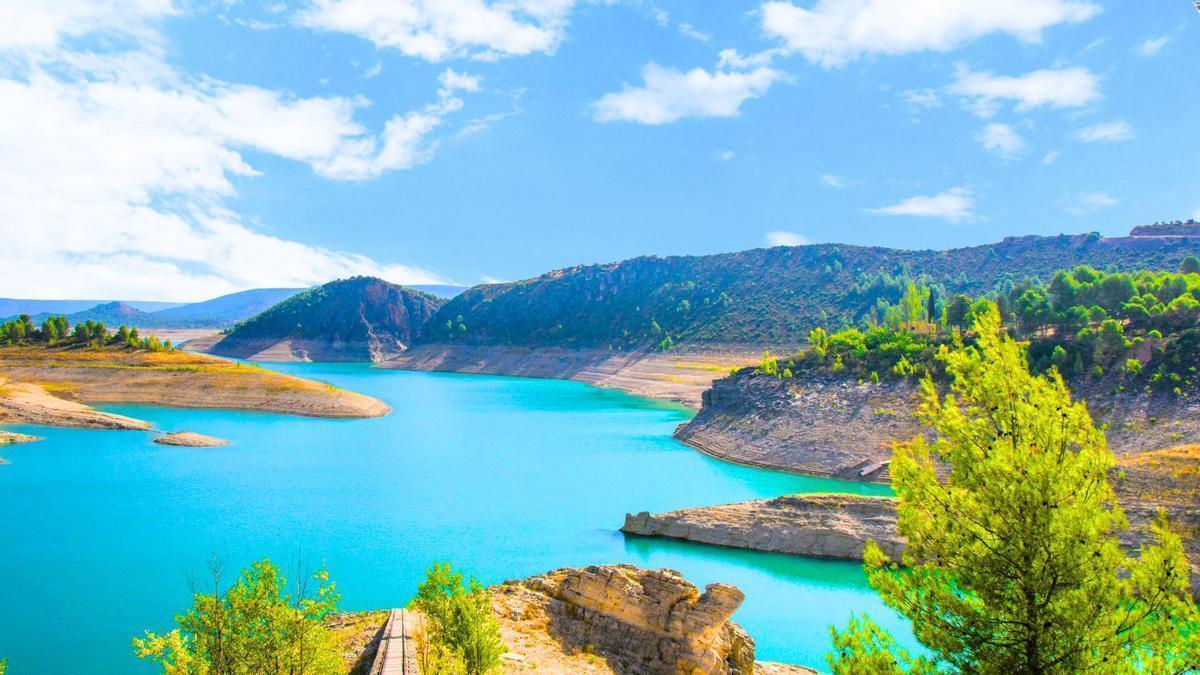 El embalse escondido en Guadalajara que parece una playa del Mediterráneo.