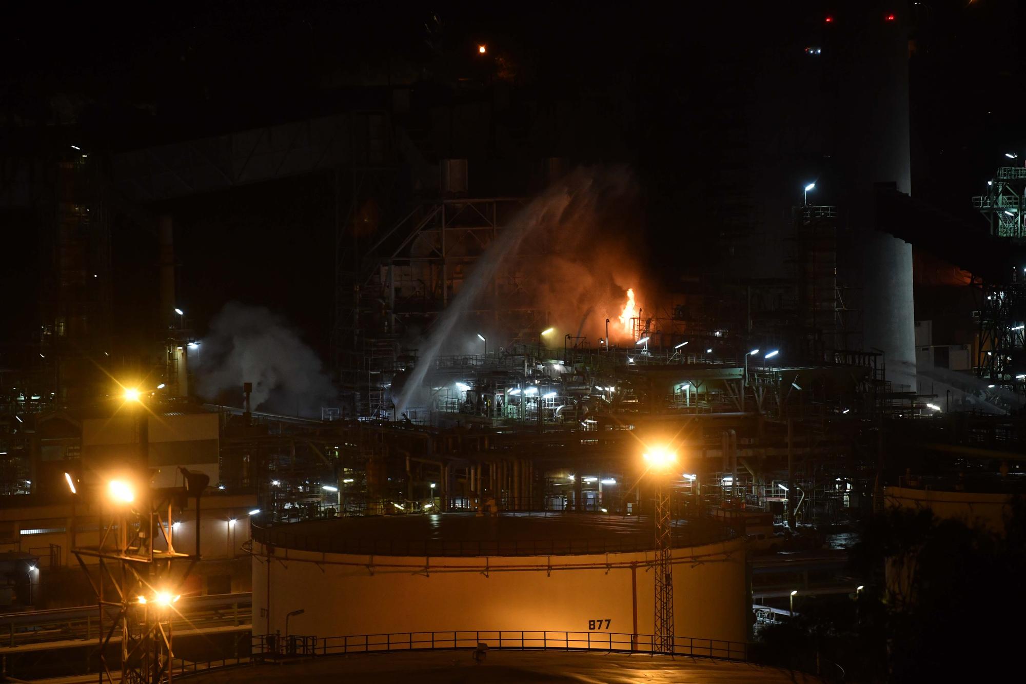 Fuego en la refinería de A Coruña