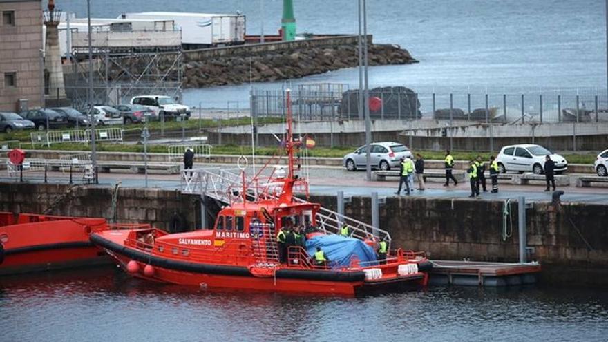 Al menos tres muertos al chocar un mercante y un pesquero en Vigo