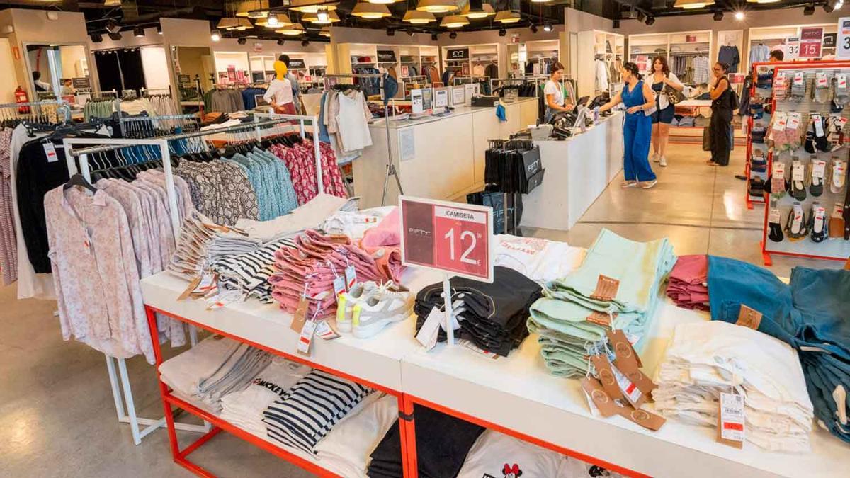 Aterriza en Asturias el gran outlet de primeras marcas como Levi's, Pedro del Hierro o Cortefiel (entre otras muchas)