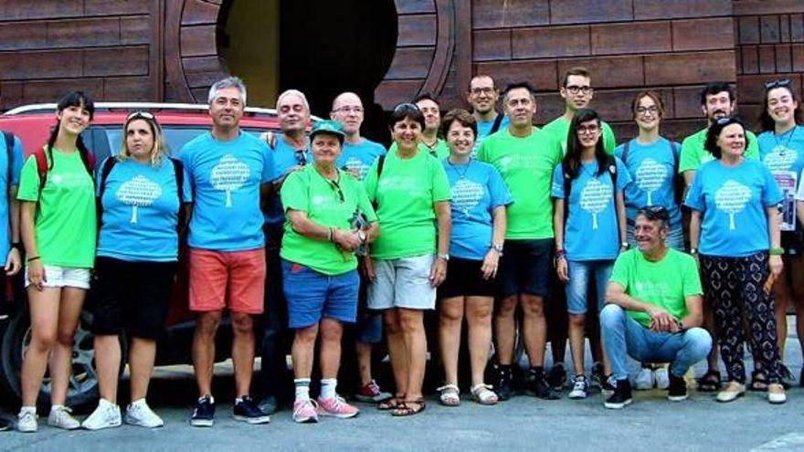 Una parte de los voluntarios de la campaña Ontinyent Contra el Foc, con la edil de Medio Ambiente en el Castell de Festes.