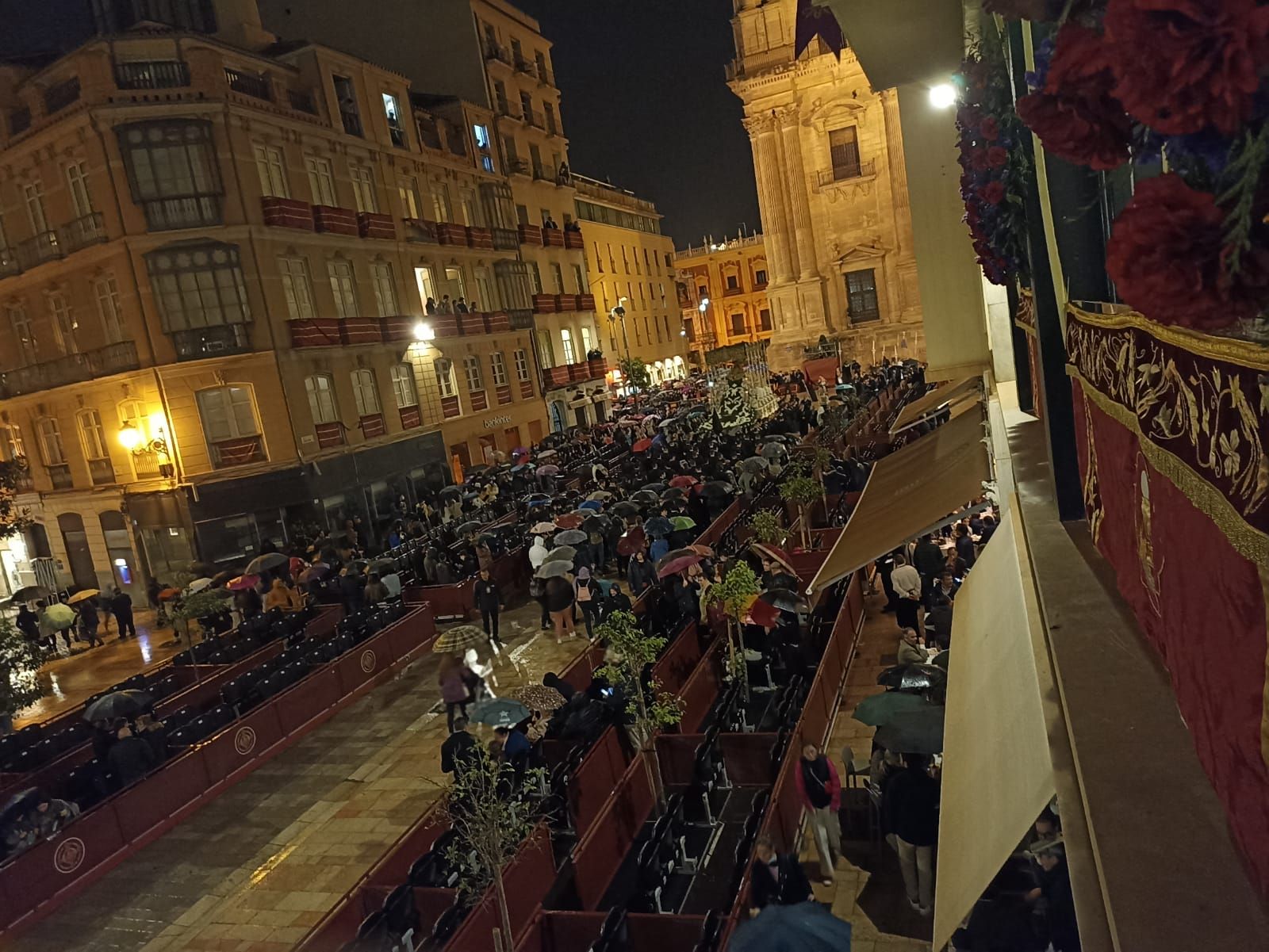 La Virgen de las Penas, sorprendida por la lluvia en pleno recorrido oficial.