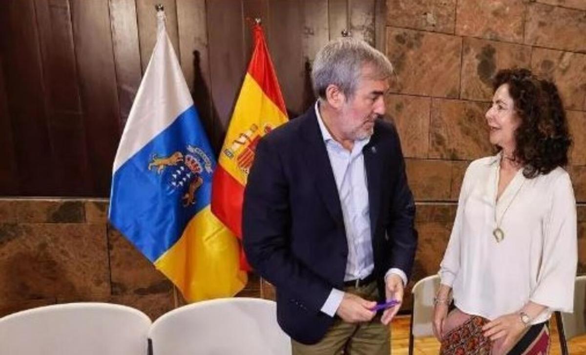 Fernando Clavijo conversa con la consejera Matilde Asián.