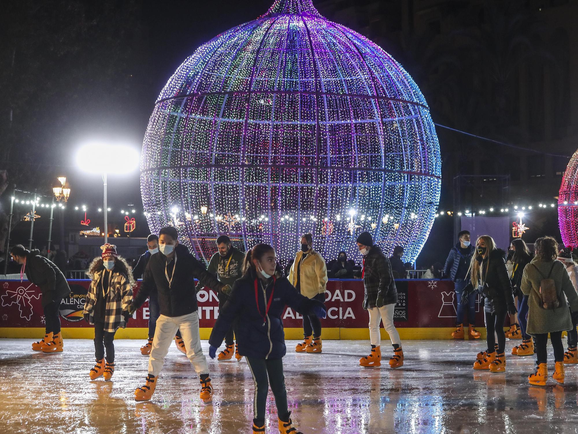 Pista de patinaje y luces de Navidad en la plaza del Ayuntamiento de València