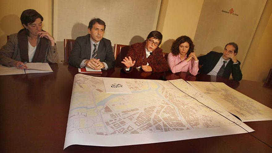 Representants de les institucions gironines estudiant sobre el mapa el recorregut del Tour.