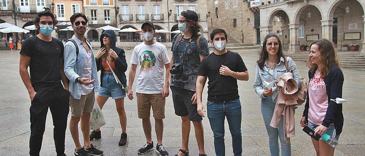 Un grupo de amigos pasando el día en Ourense por truncarse su plan para ir a la playa. |   // IÑAKI OSORIO