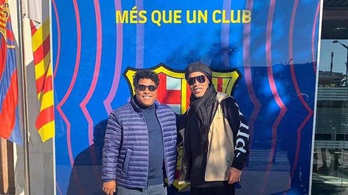 Ronaldinho, con su hermano, en las oficinas del Barça
