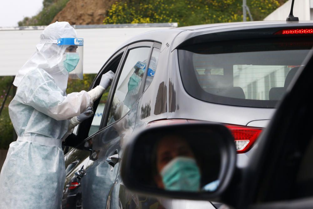 Test PCR para la detección del virus Covid-19, en el parking del centro de salud de La Roca.