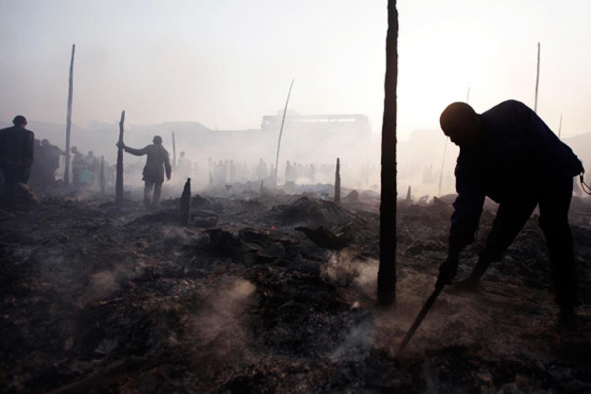 Vista general del mercat d’Owino -el més gran de la ciutat de kampala- després d’un incendi (Uganda).