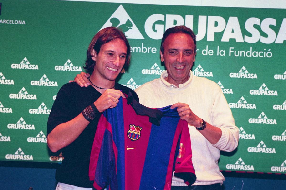 Alfonso, en el acto de presentación como jugador del Barça junto a Joan Gaspart