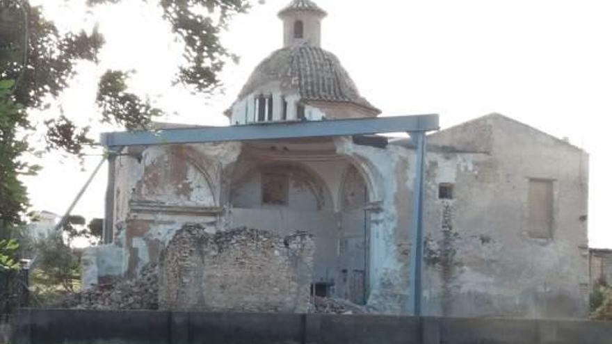 El apuntalamiento de la bóveda del Convent ya ha finalizado con la instalación de una estructura de metal que la afianza.