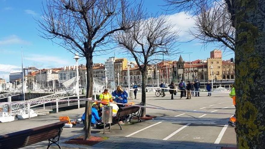 Los sanitarios asisten al hombre, tendido en el suelo