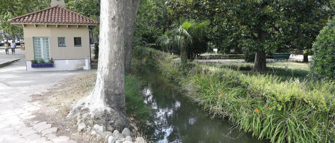 El canal que encercla els jardins de la Devesa, al seu pas per la zona del Rellotge.  | ANIOL RESCLOSA