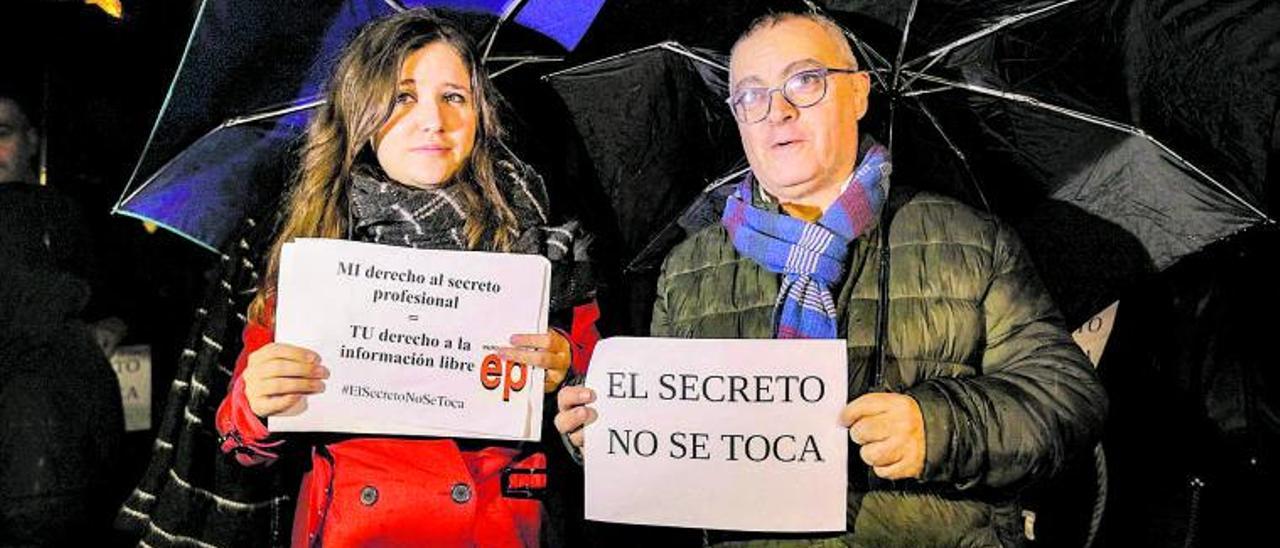 Los periodistas Blanca Pou y José Francisco Mestre, en una concentración tras la incautación de sus teléfonos móviles. | B. RAMON