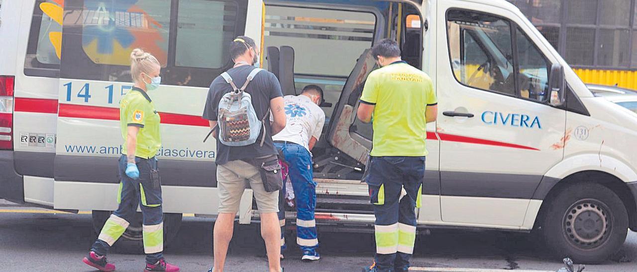 El agredido en estado crítico fue atendido en un primer momento por una ambulancia privada.