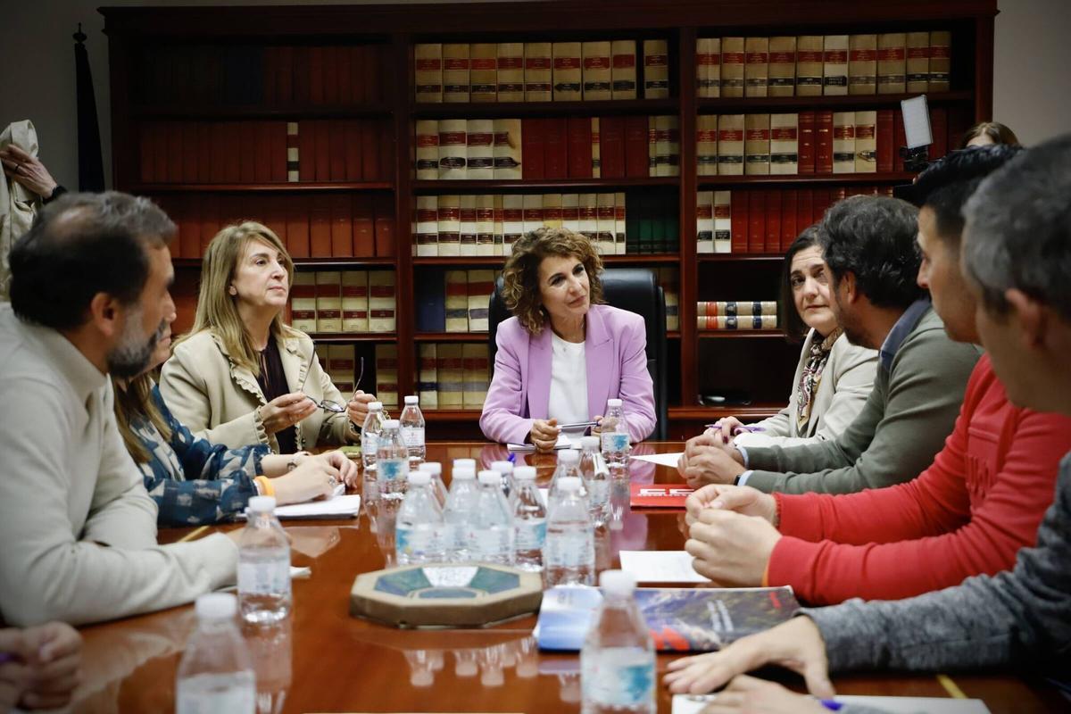 Montero, durante su reunión con los sindicatos este lunes en Córdoba.