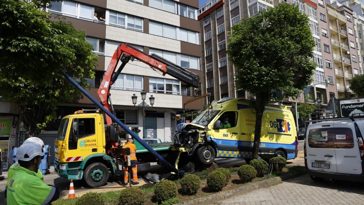 Una grúa retirando la ambulancia siniestrada en Gran Vía.